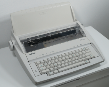 Brother AX-310 elektrische Schreibmaschine mit Korrekturfunktion QWERTZ, Deutsch